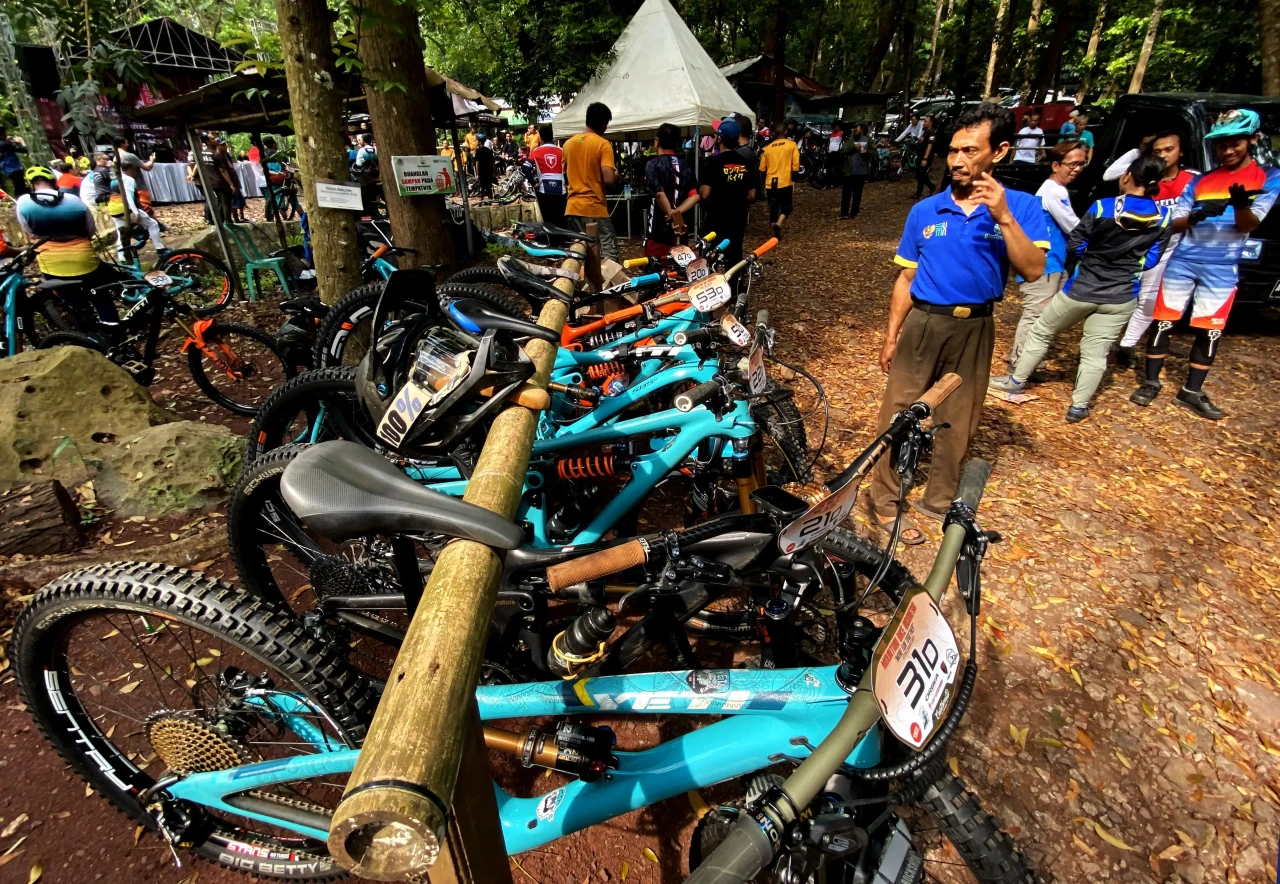 Ratusan Pesepeda MTB...