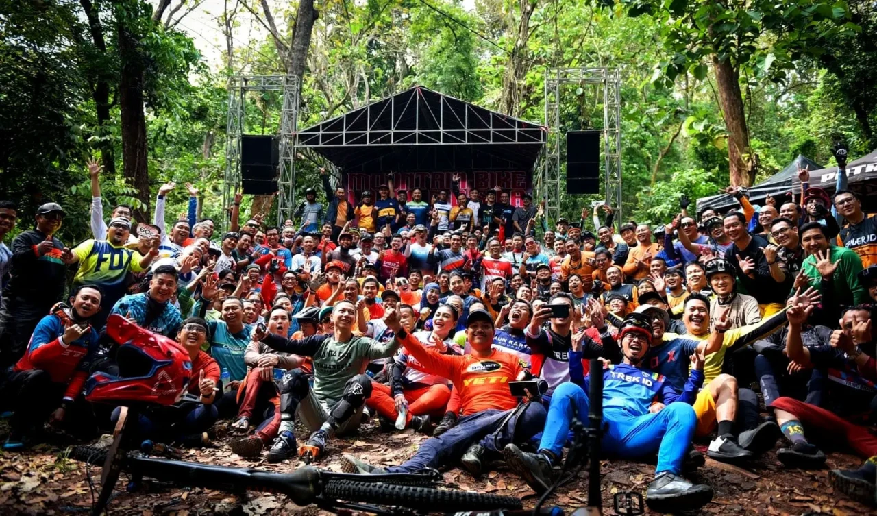 Ratusan Pesepeda MTB...