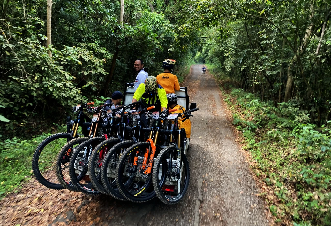Ratusan Pesepeda MTB...