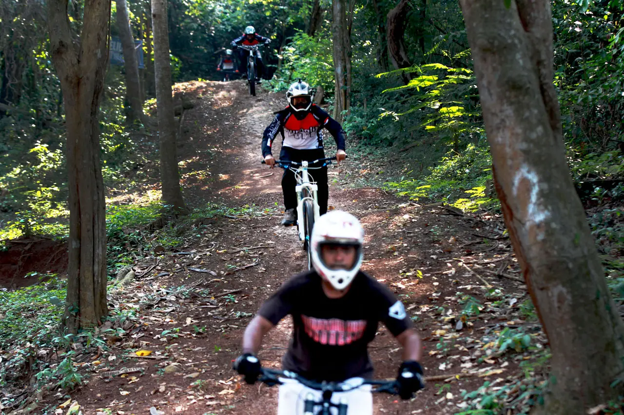 Ratusan Pesepeda MTB...