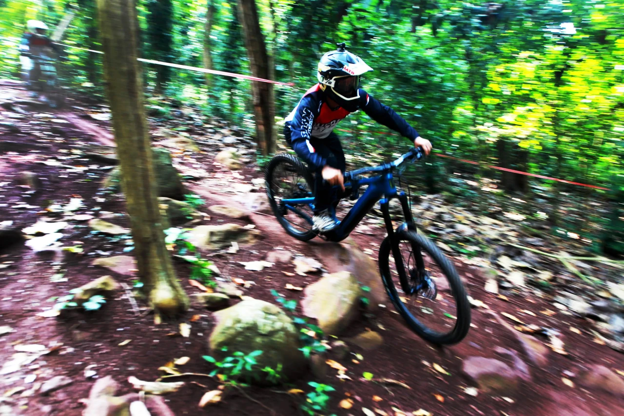 Ratusan Pesepeda MTB...