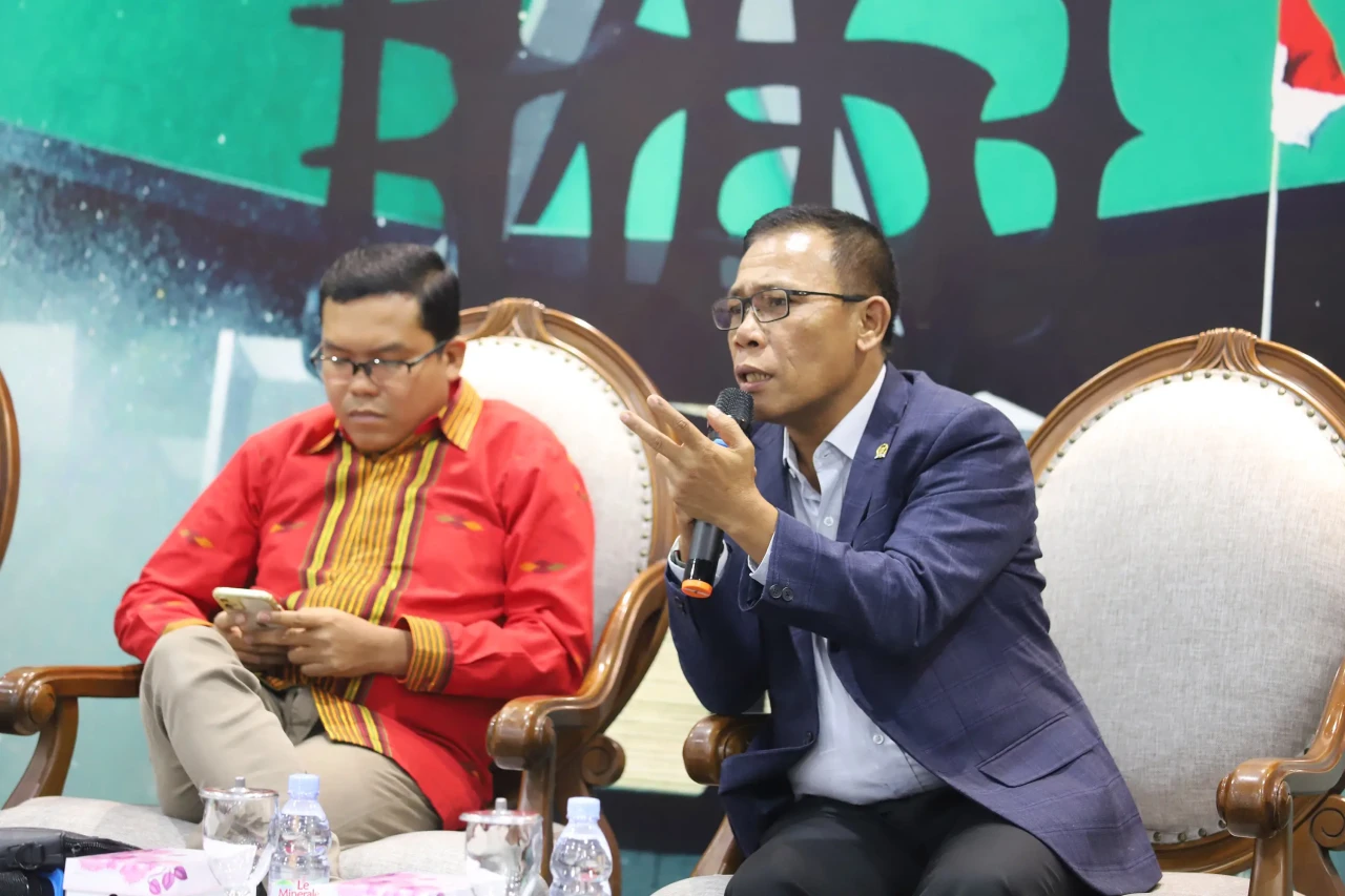 Diskusi Dialektika Bahas...