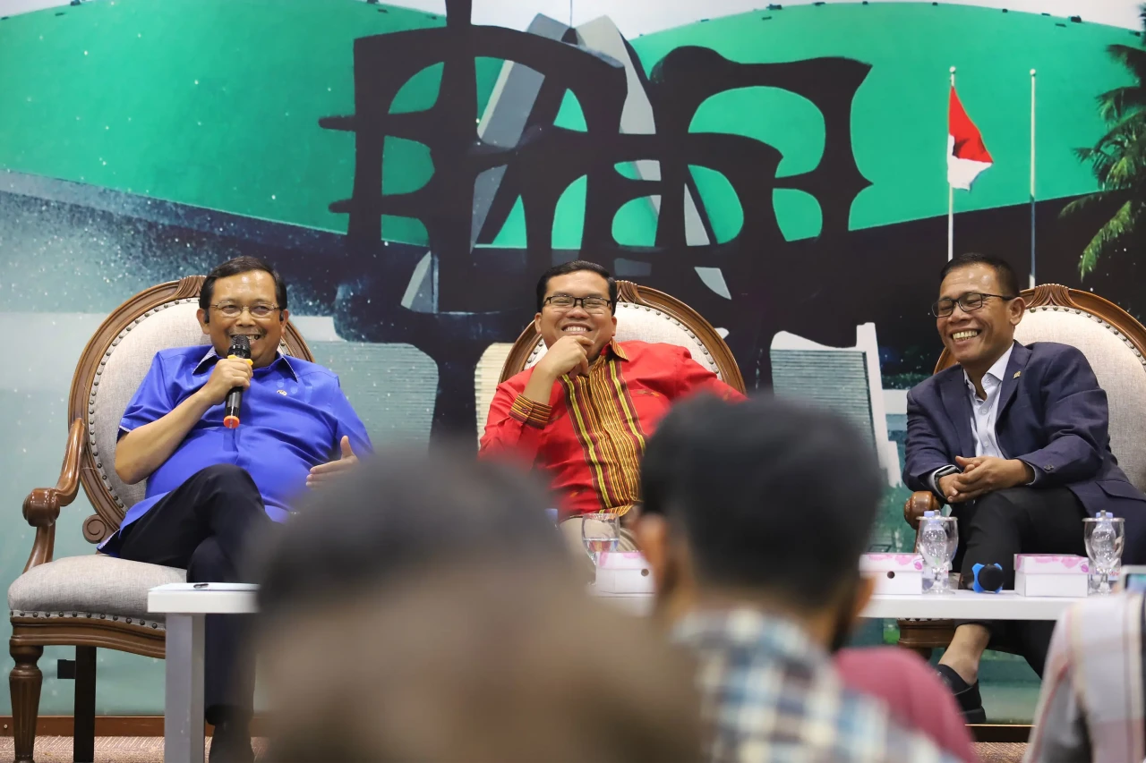 Diskusi Dialektika Bahas...