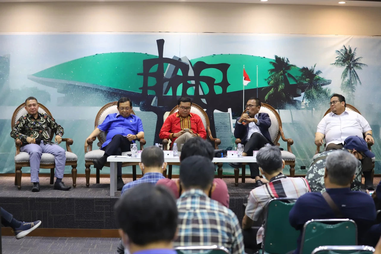 Diskusi Dialektika Bahas...