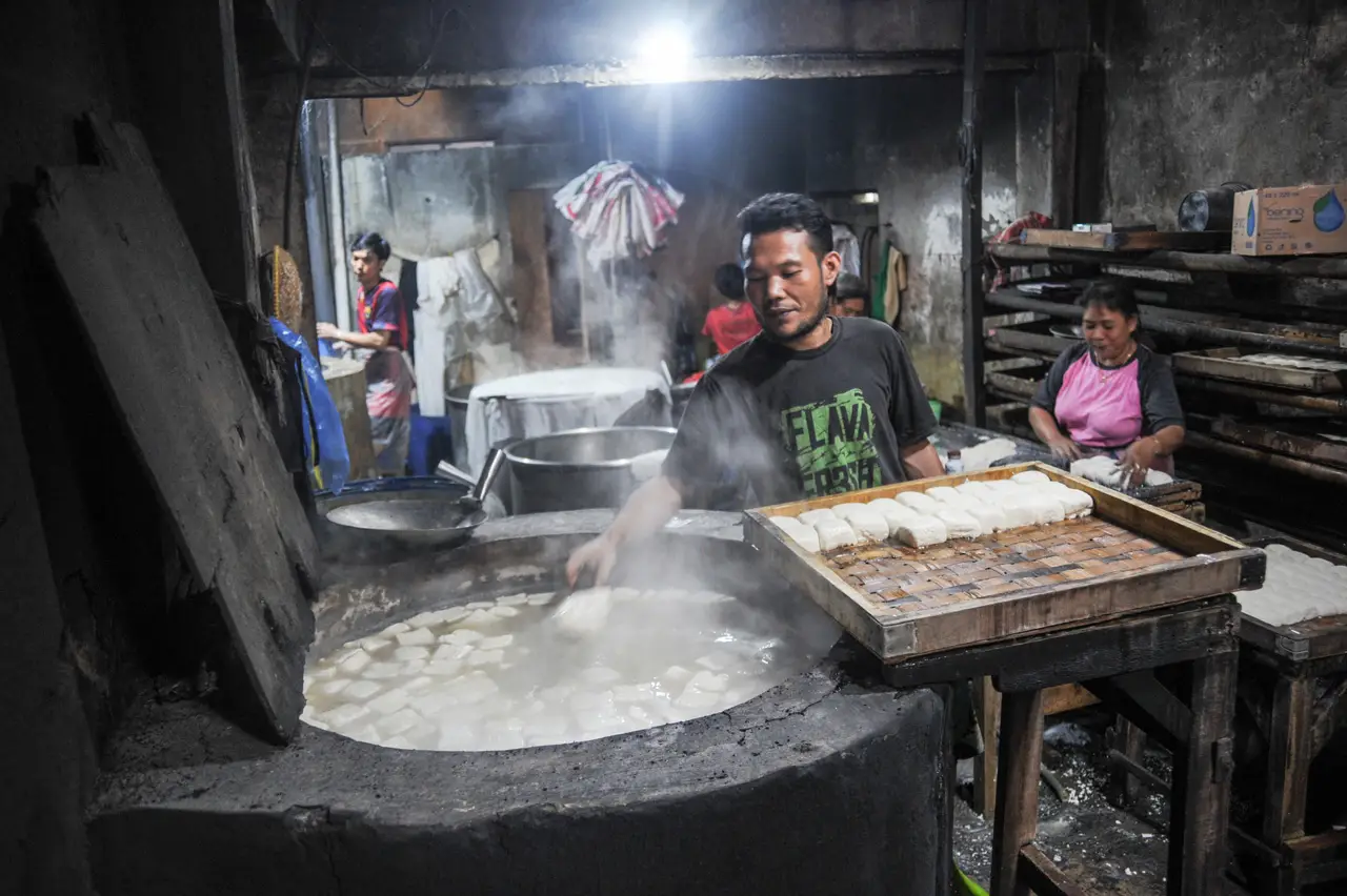 Perajin Tahu Keluhkan...