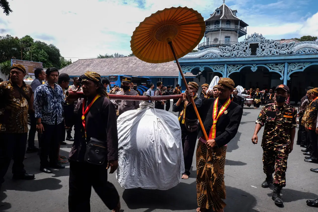 Kirab Gamelan Sekaten...