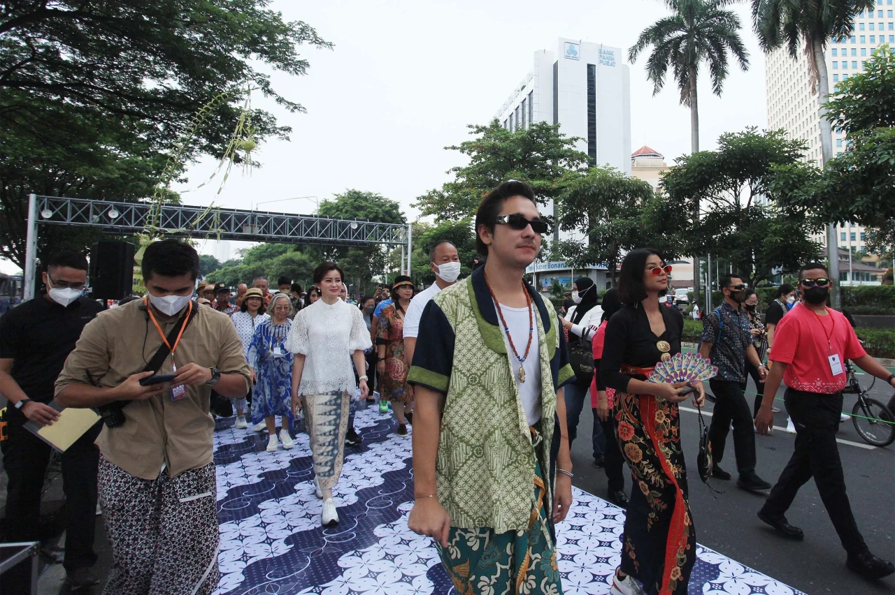 Fashion Show Peringati...
