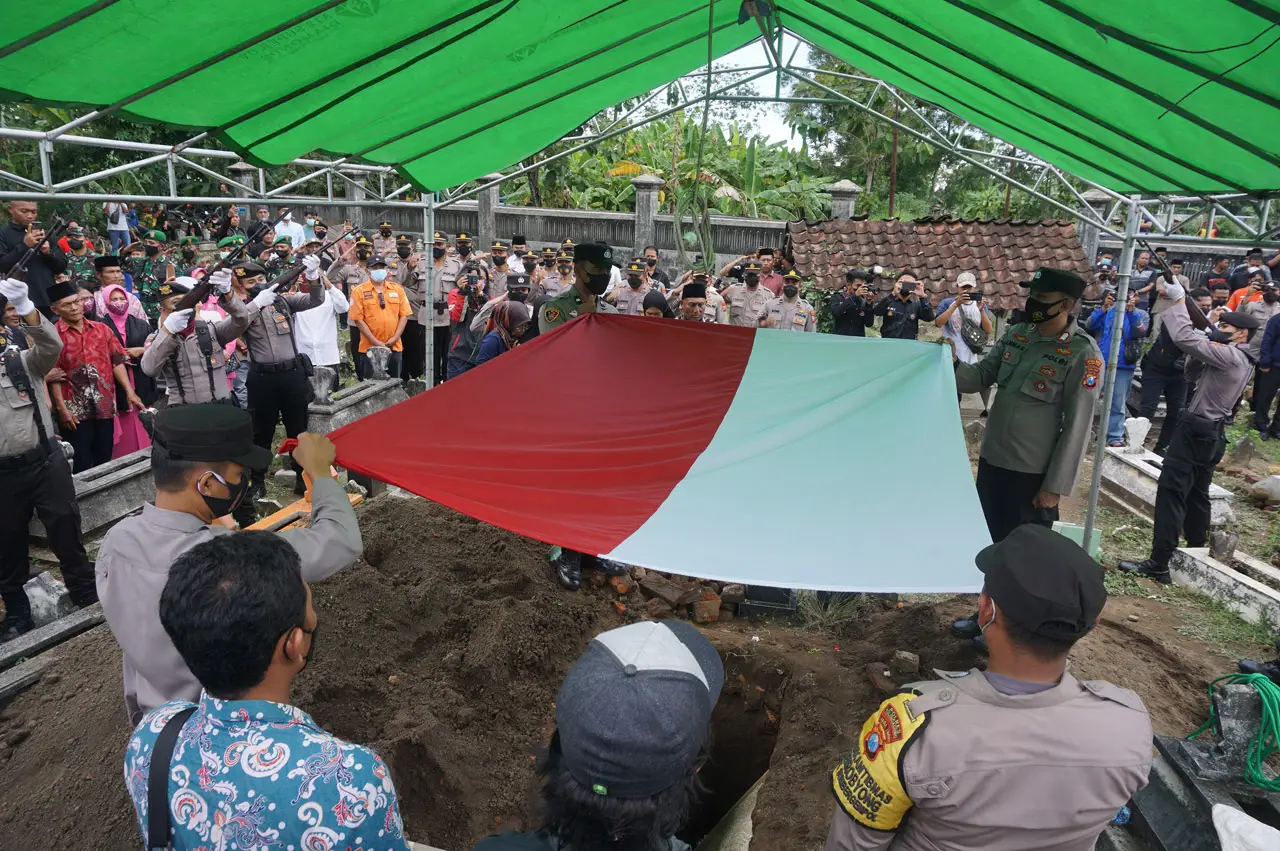 Tangis Keluarga Iringi...