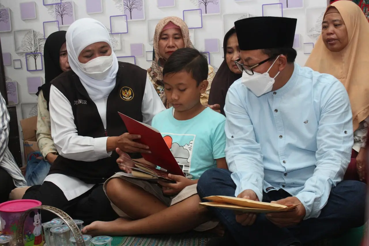 Gubernur Jatim Serahkan...