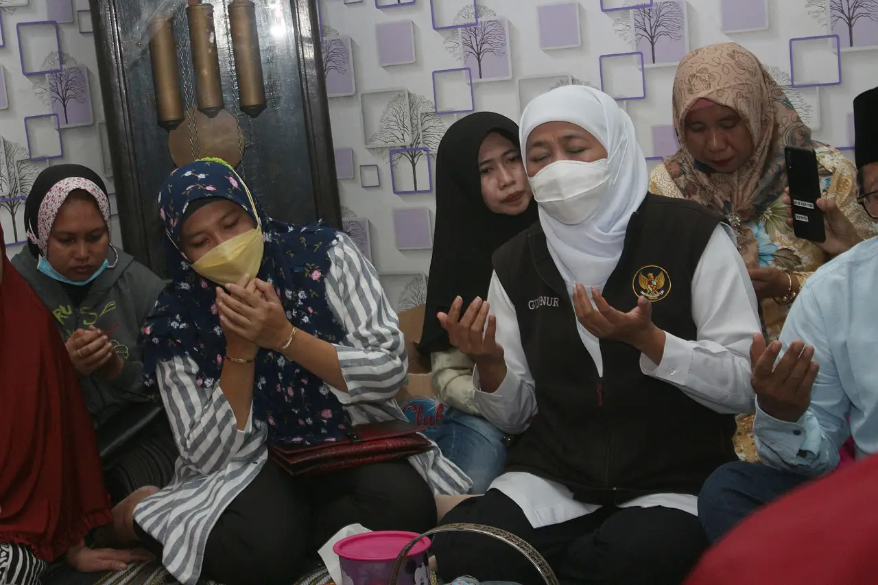 Gubernur Jatim Serahkan...