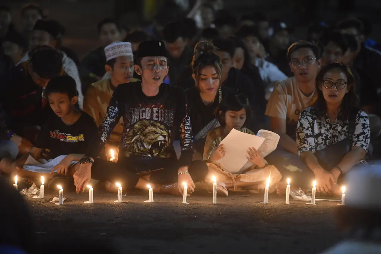 Warga dan Suporter Arema...