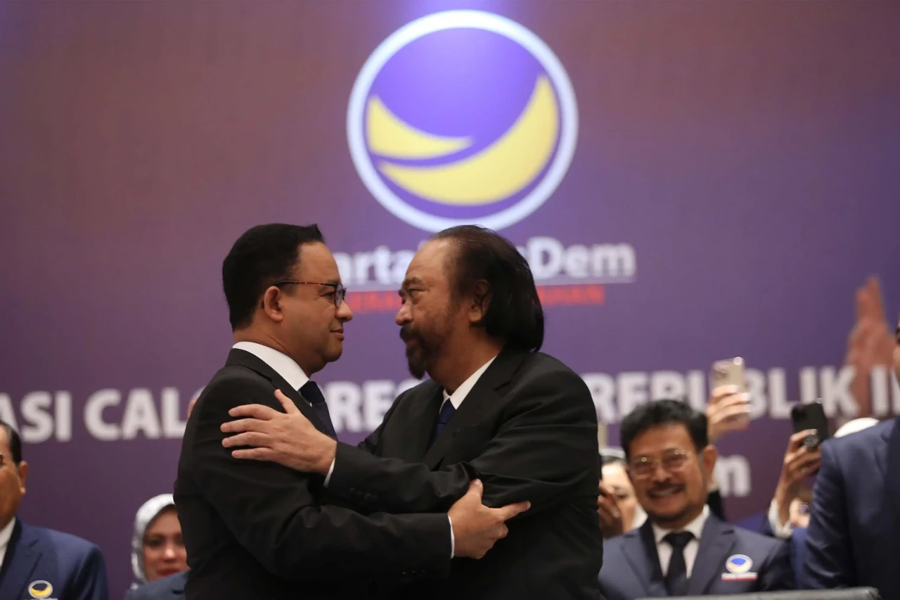Didampingi Surya Paloh,...