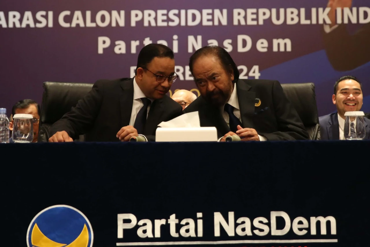 Didampingi Surya Paloh,...