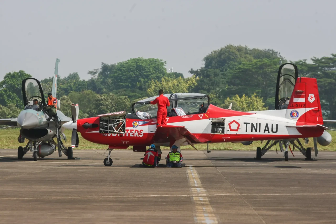 Melihat Persiapan Flypast...