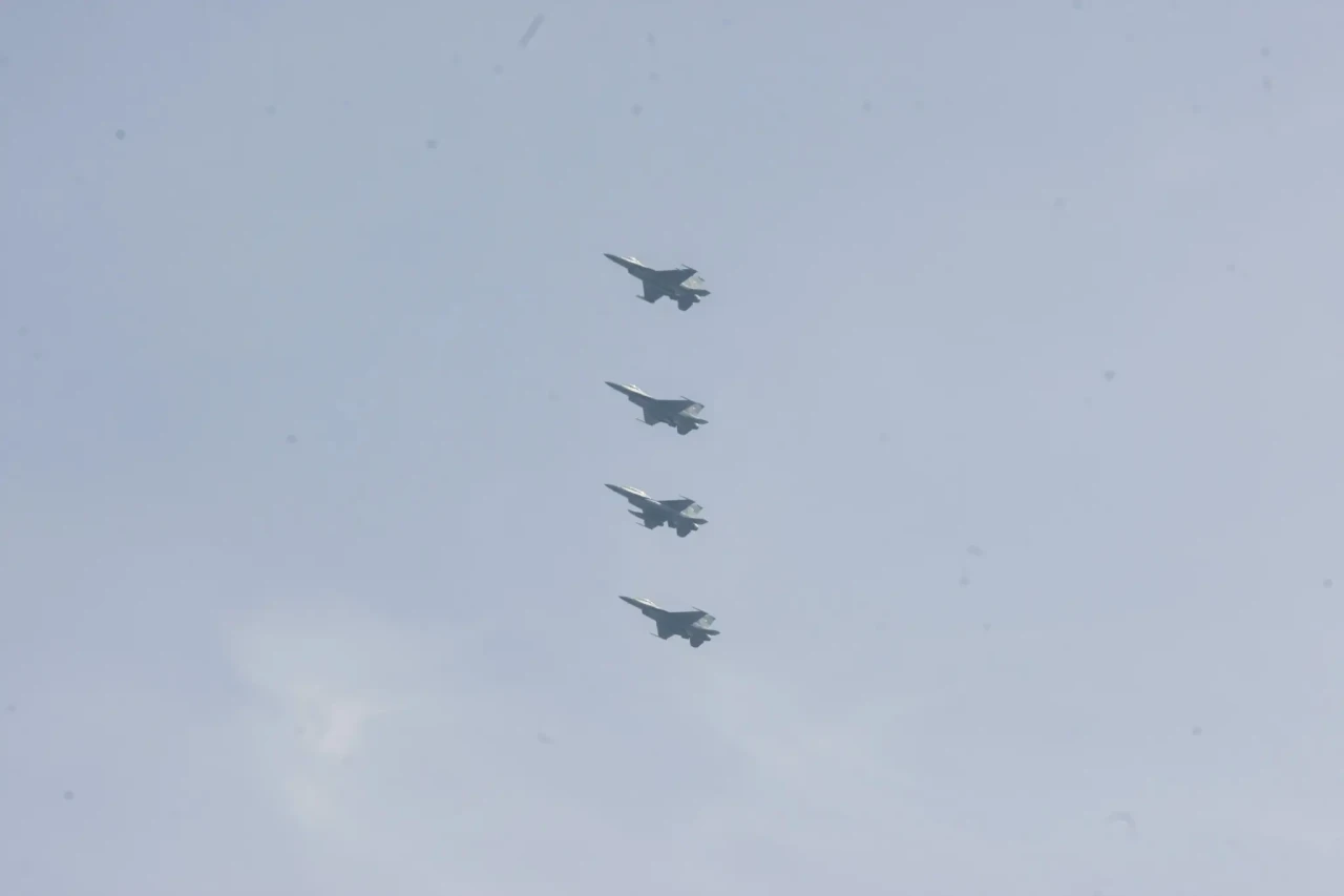 Melihat Persiapan Flypast...