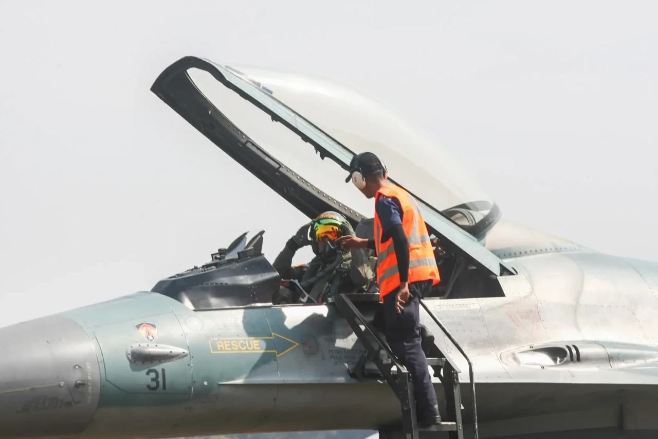 Melihat Persiapan Flypast...