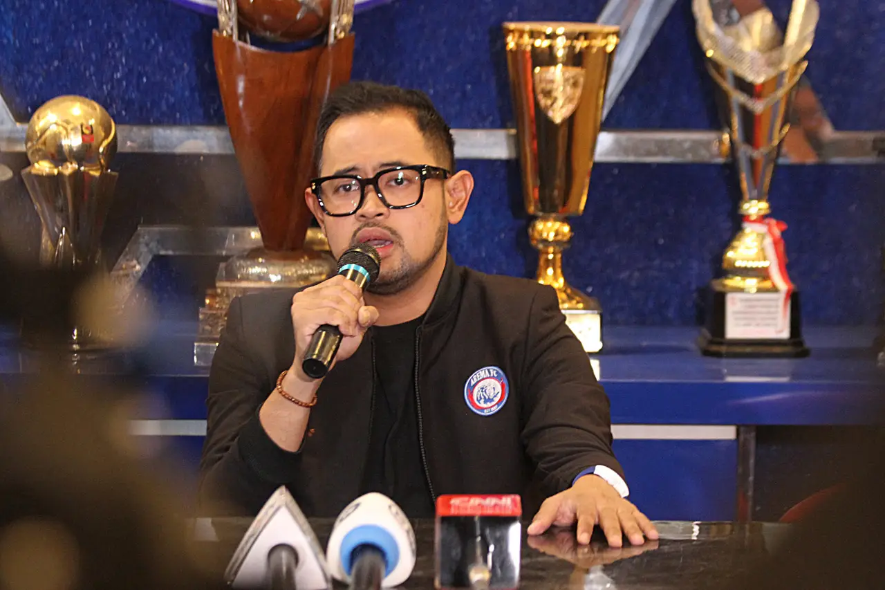 Sambil Menangis, Presiden...