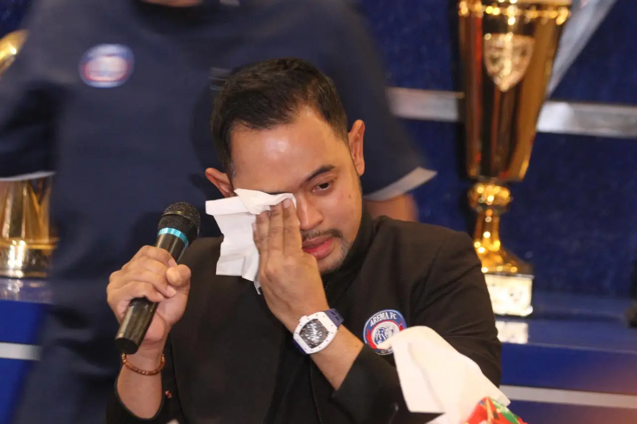 Sambil Menangis, Presiden...