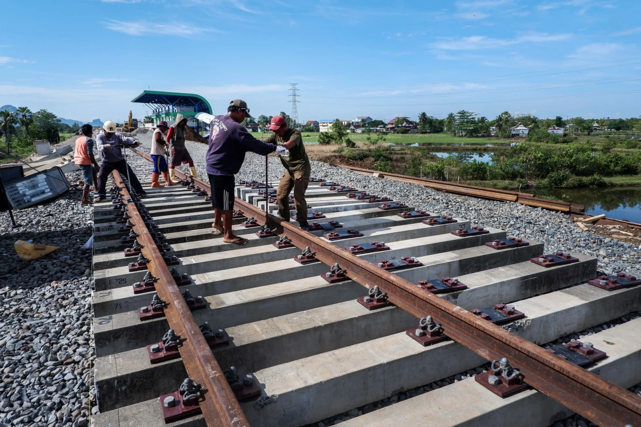 Pembangunan Proyek Kereta...
