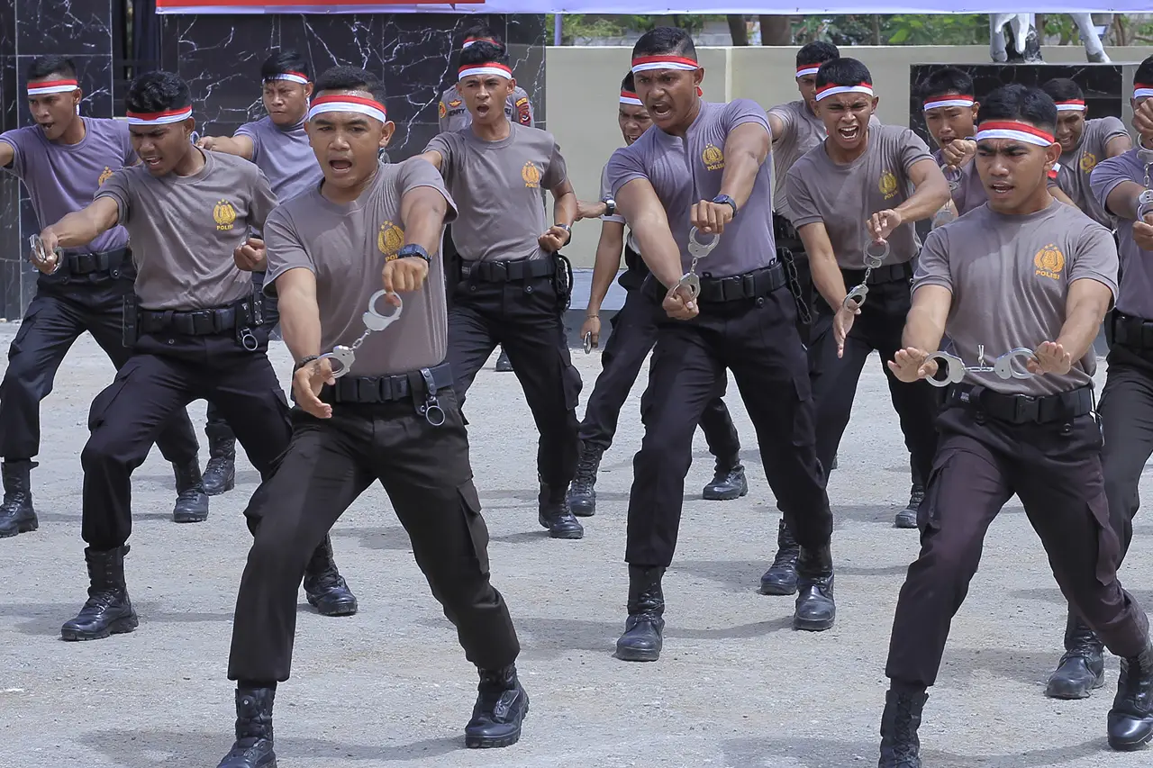 Atraksi Bela Diri Anggota...