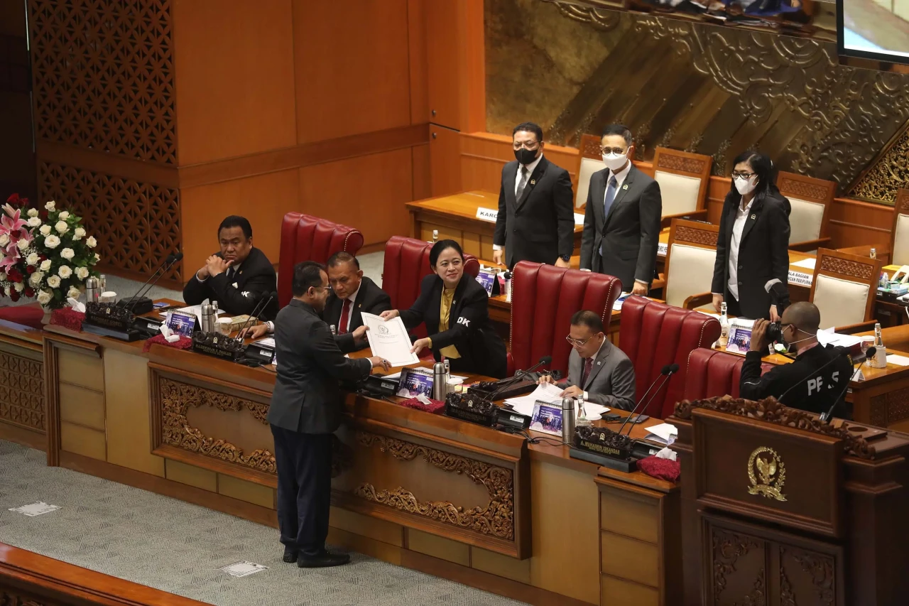 DPR Sahkan Sembilan...