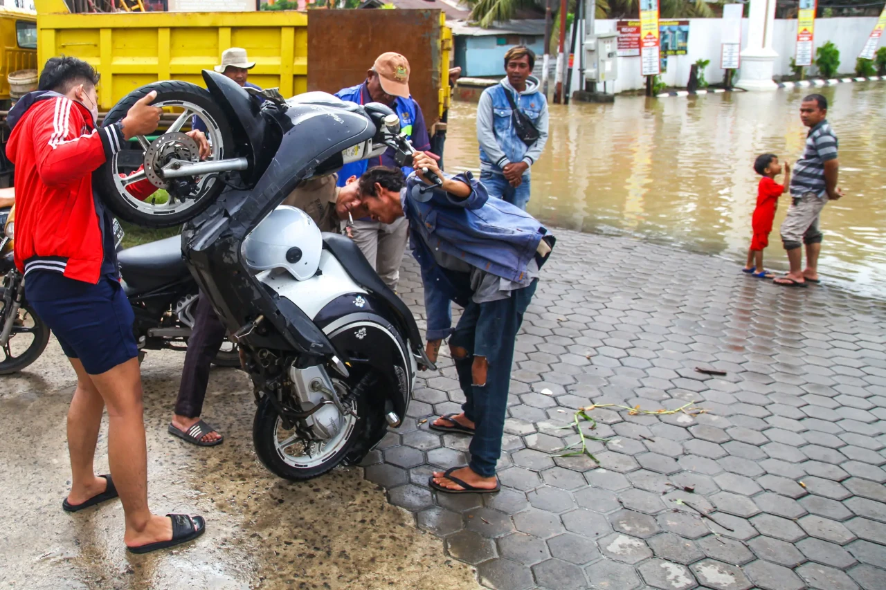 Terdampak Hujan Deras,...