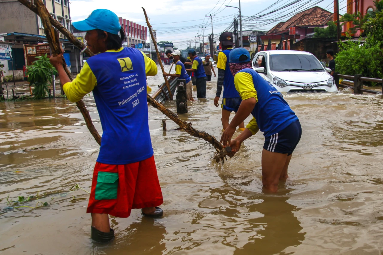 Terdampak Hujan Deras,...