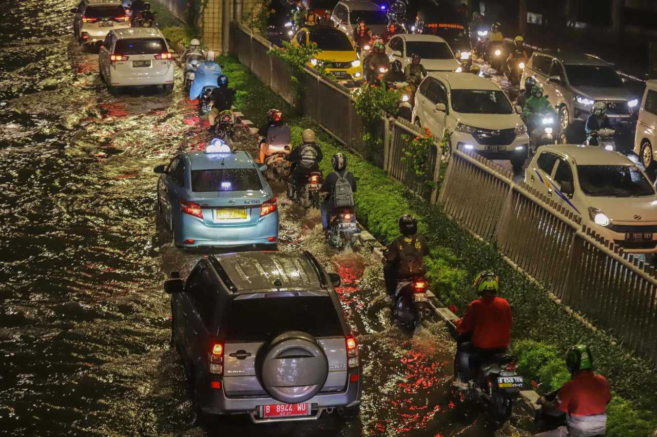 Banjir Rendam Ruas Jalan...