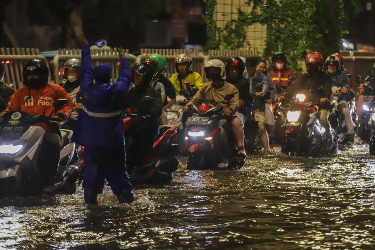 Banjir Rendam Ruas Jalan...