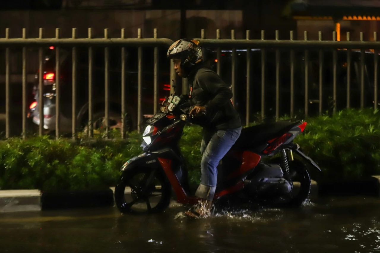 Banjir Rendam Ruas Jalan...