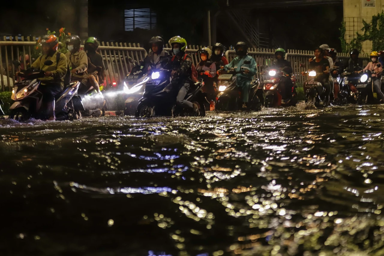 Banjir Rendam Ruas Jalan...