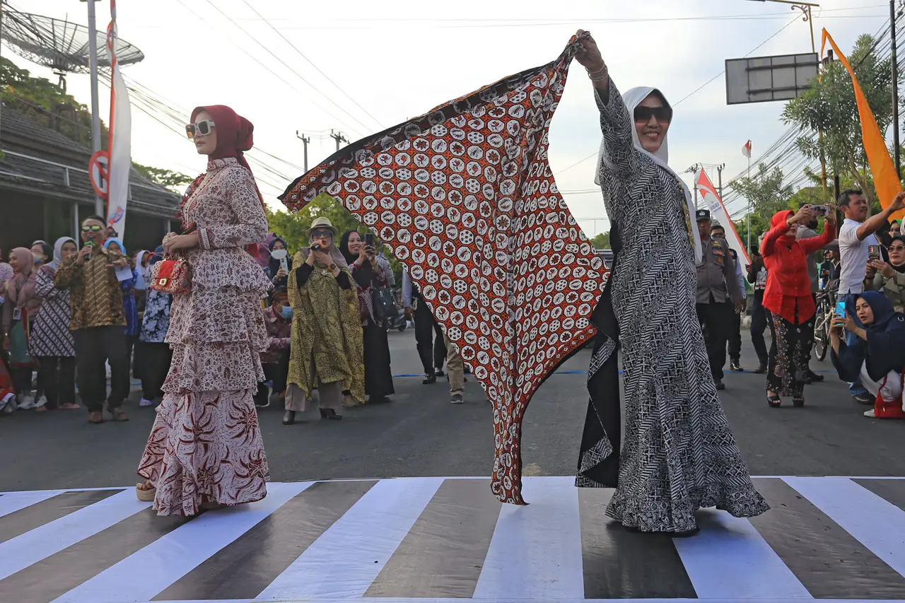 Parade Batik Khas Indramayu...