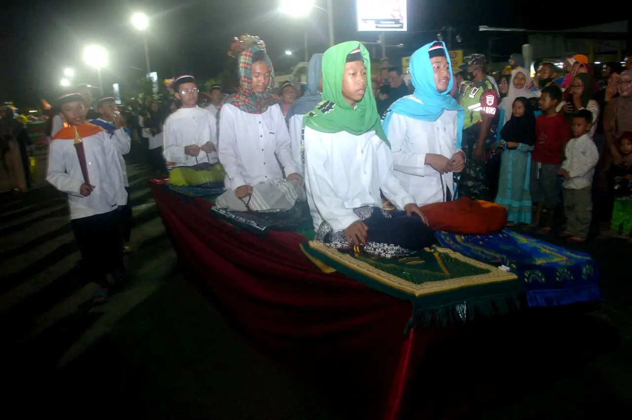 Pawai Rolasan Maulid...