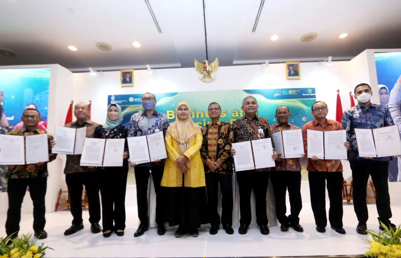 BSI Bersama 8 Bank Perkuat...