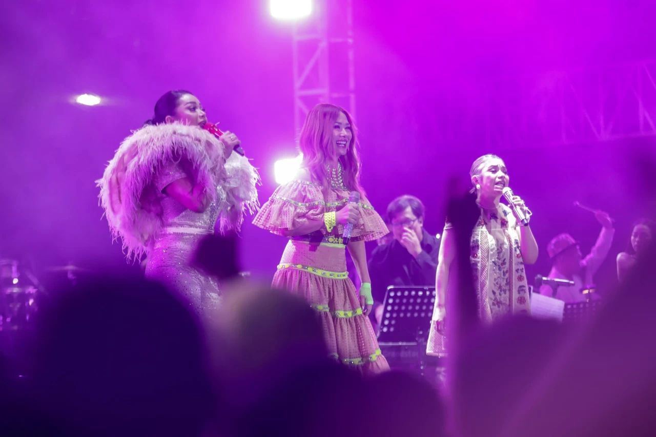 3 Diva Tampil di Panggung...