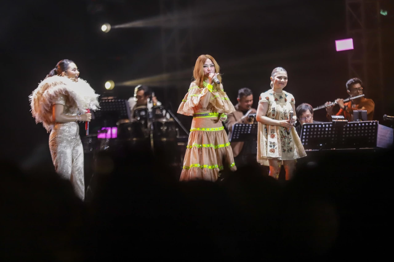 3 Diva Tampil di Panggung...
