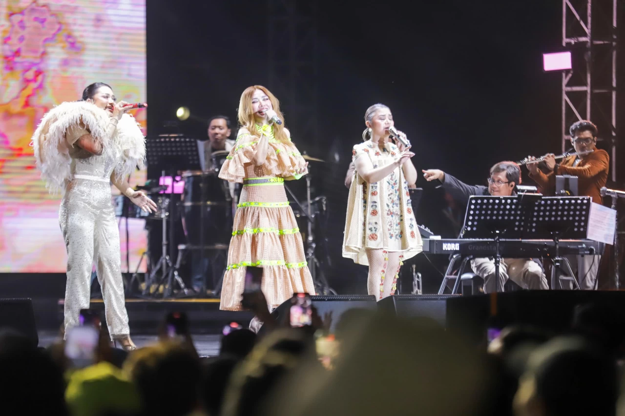 3 Diva Tampil di Panggung...