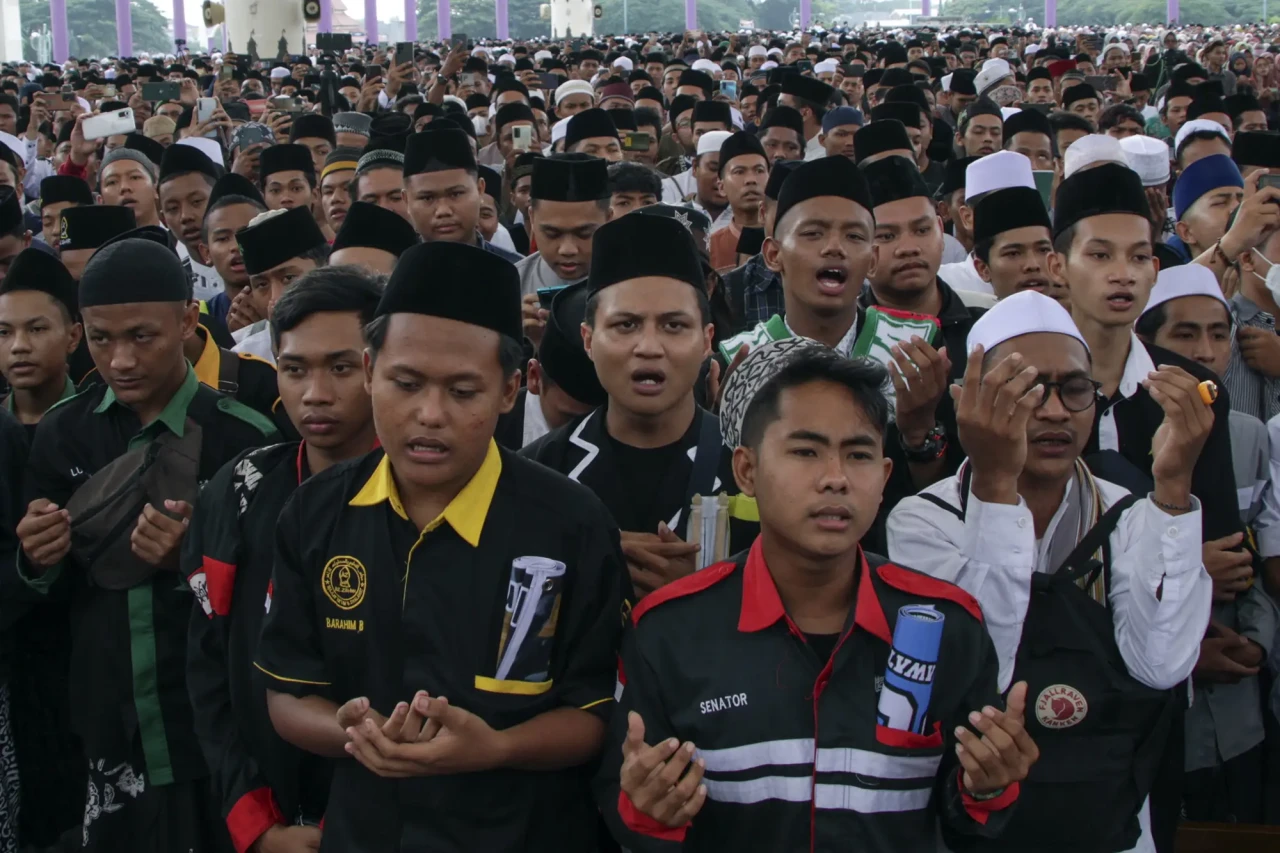 Ribuan Umat Muslim Hadiri...