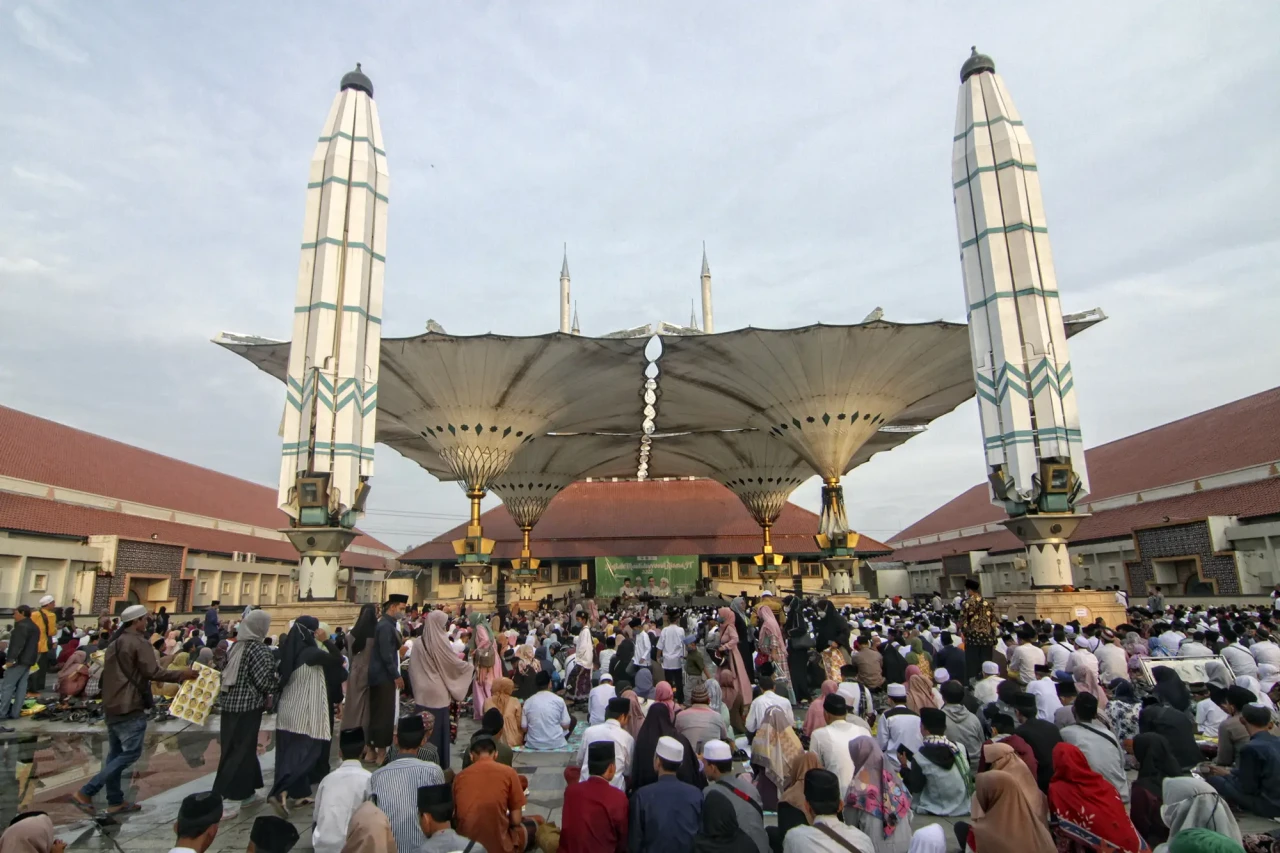 Ribuan Umat Muslim Hadiri...