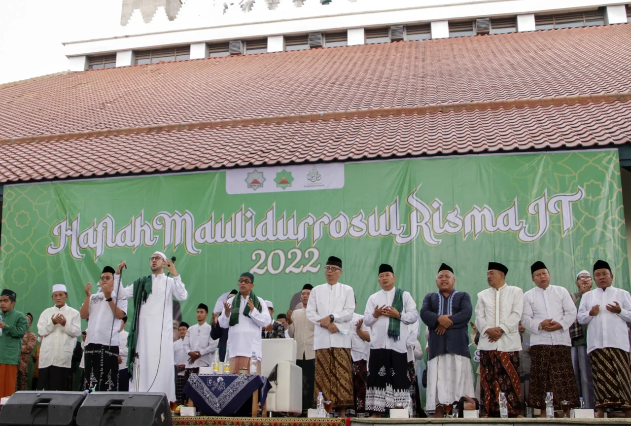 Ribuan Umat Muslim Hadiri...