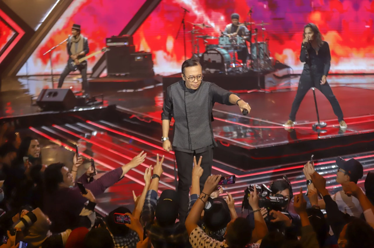 Dewa 19 ft. Ari Lasso...