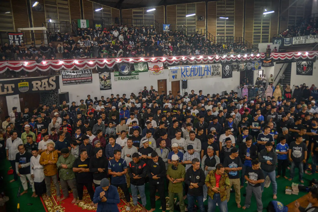 Sambil Menangis, Ribuan...