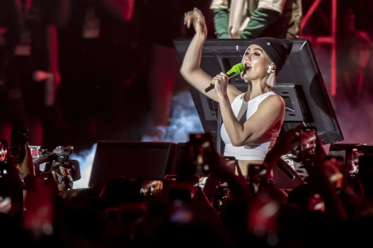 Potret Agnez Mo Tampil...