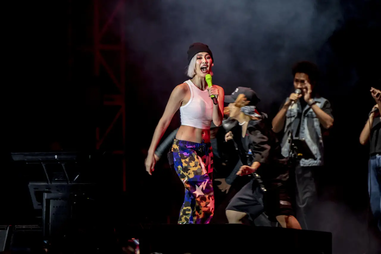 Potret Agnez Mo Tampil...