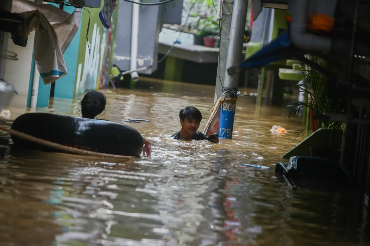 Banjir Setinggi 2 Meter...