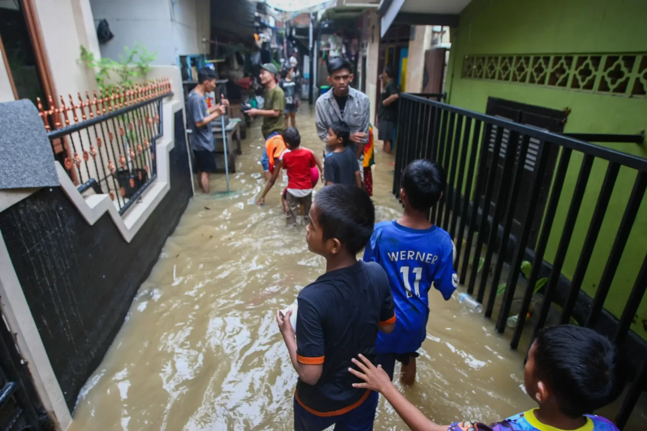 Banjir Setinggi 2 Meter...