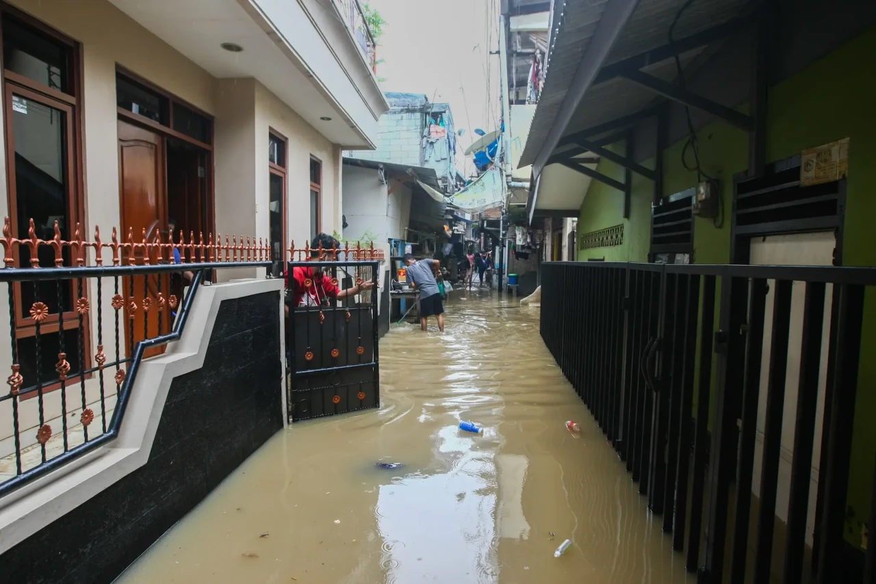 Banjir Setinggi 2 Meter...