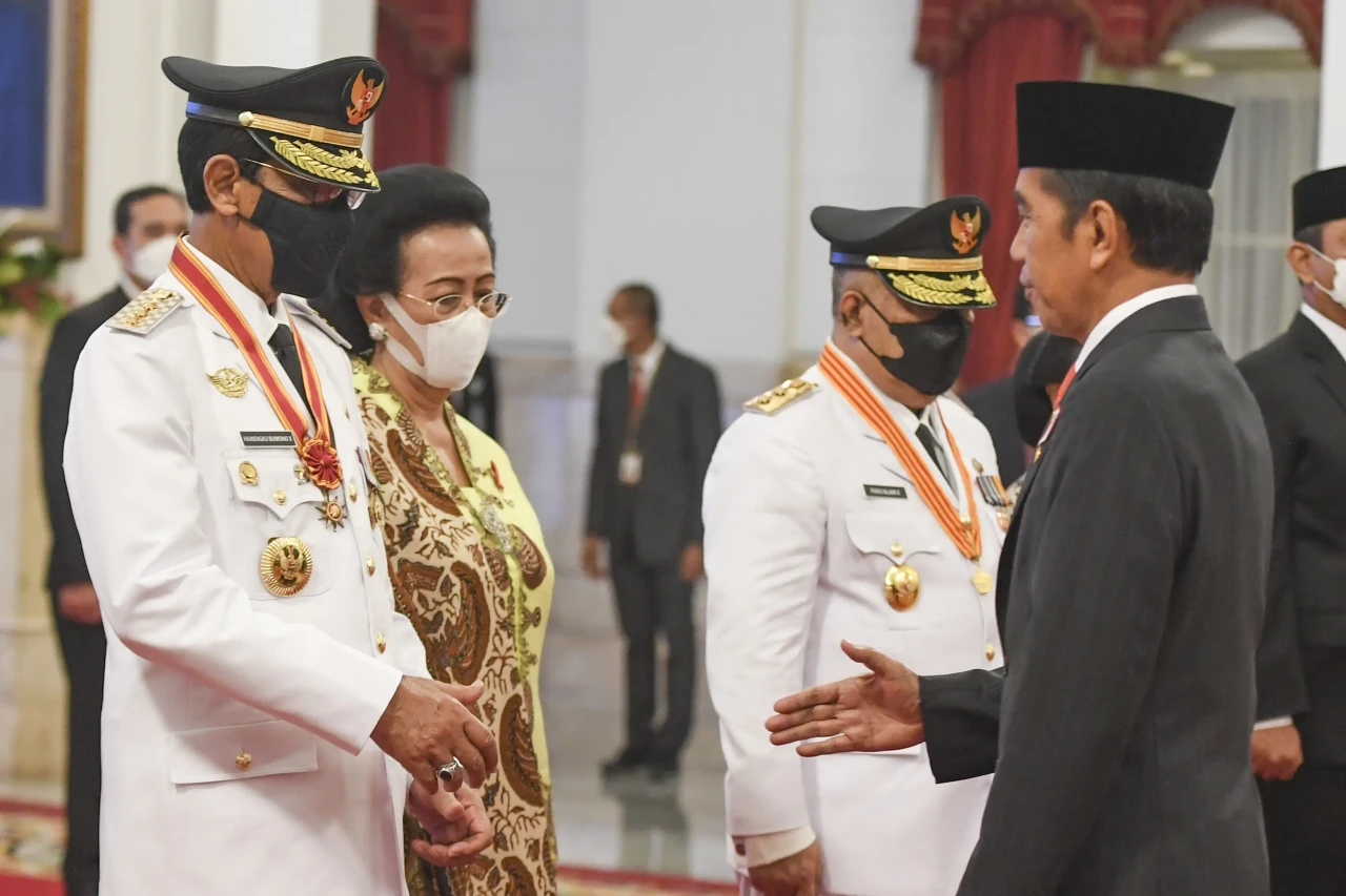 Jokowi Lantik Gubernur...