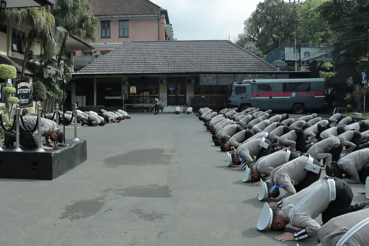 Polisi Malang Ramai-Ramai...