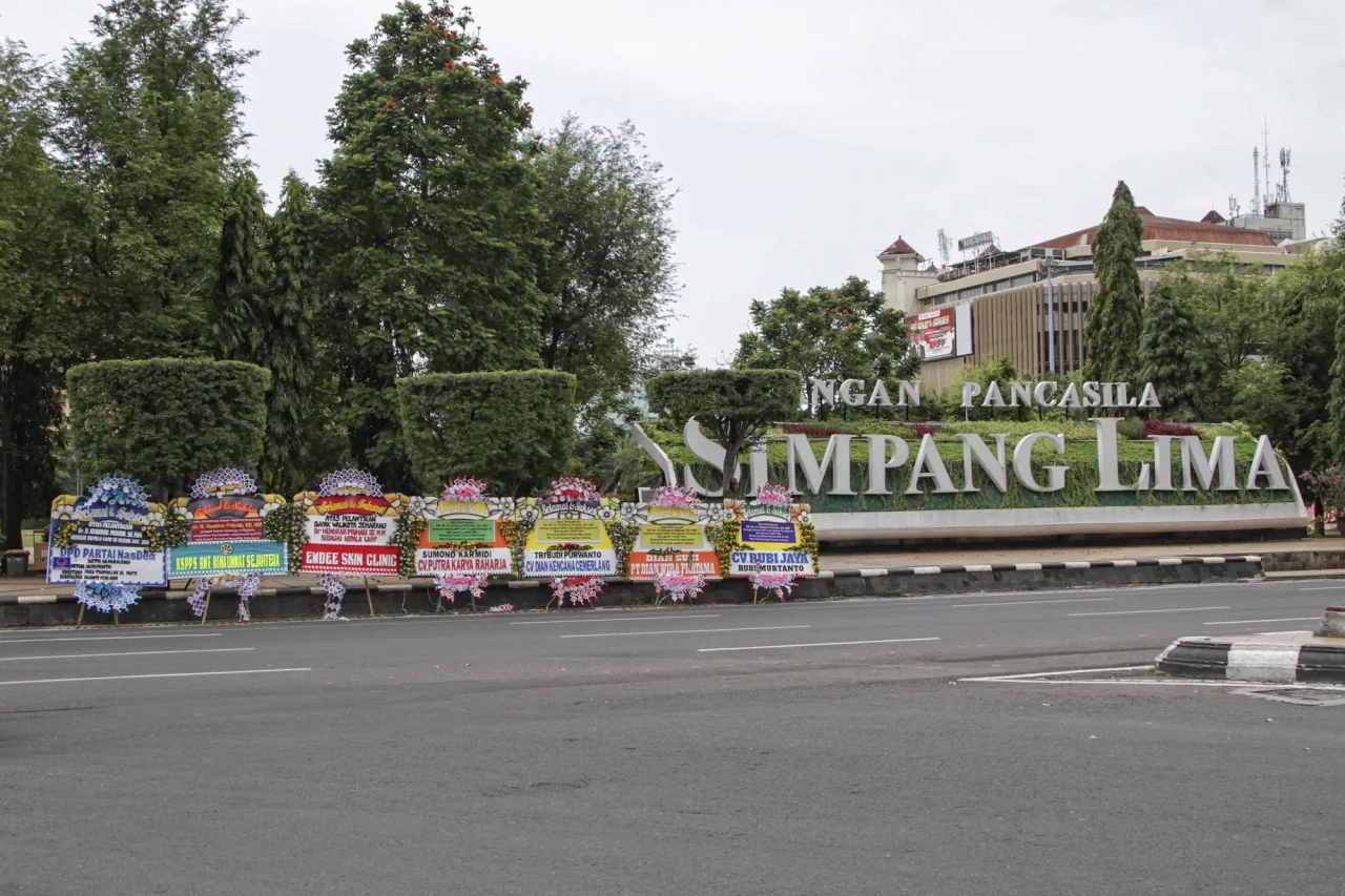 Karangan Bunga Ucapan...